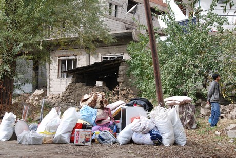 Deprem felaketiyle çalkalanan Van'ın Erciş İlçesi'nde üç mahalleye depremin üzerinden 48 saat geçmesine rağmen tek bir yardım gitmedi. 