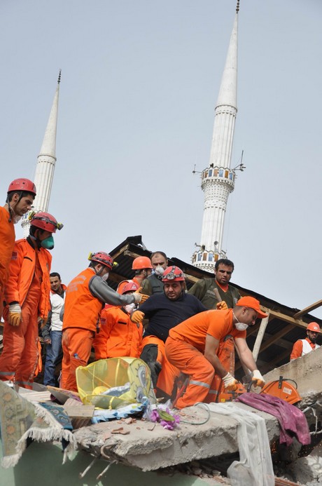 Deprem felaketiyle çalkalanan Van'ın Erciş İlçesi'nde üç mahalleye depremin üzerinden 48 saat geçmesine rağmen tek bir yardım gitmedi. 