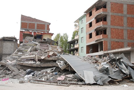 Deprem felaketiyle çalkalanan Van'ın Erciş İlçesi'nde üç mahalleye depremin üzerinden 48 saat geçmesine rağmen tek bir yardım gitmedi. 