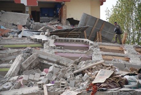Deprem felaketiyle çalkalanan Van'ın Erciş İlçesi'nde üç mahalleye depremin üzerinden 48 saat geçmesine rağmen tek bir yardım gitmedi. 