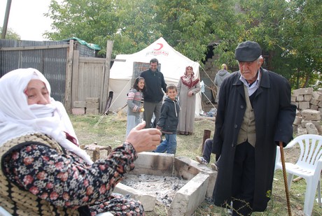 Deprem felaketiyle çalkalanan Van'ın Erciş İlçesi'nde üç mahalleye depremin üzerinden 48 saat geçmesine rağmen tek bir yardım gitmedi. 