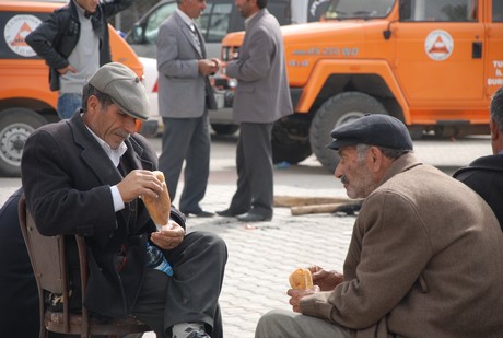 Deprem felaketiyle çalkalanan Van'ın Erciş İlçesi'nde üç mahalleye depremin üzerinden 48 saat geçmesine rağmen tek bir yardım gitmedi. 