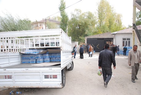 Deprem felaketiyle çalkalanan Van'ın Erciş İlçesi'nde üç mahalleye depremin üzerinden 48 saat geçmesine rağmen tek bir yardım gitmedi. 
