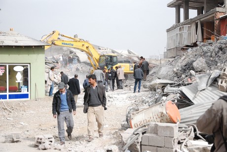 Deprem felaketiyle çalkalanan Van'ın Erciş İlçesi'nde üç mahalleye depremin üzerinden 48 saat geçmesine rağmen tek bir yardım gitmedi. 