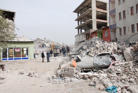 Deprem felaketiyle çalkalanan Van'ın Erciş İlçesi'nde üç mahalleye depremin üzerinden 48 saat geçmesine rağmen tek bir yardım gitmedi. 