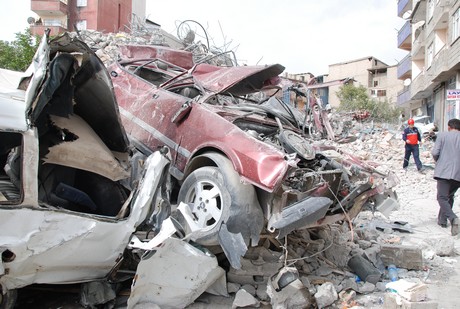 Deprem felaketiyle çalkalanan Van'ın Erciş İlçesi'nde üç mahalleye depremin üzerinden 48 saat geçmesine rağmen tek bir yardım gitmedi. 