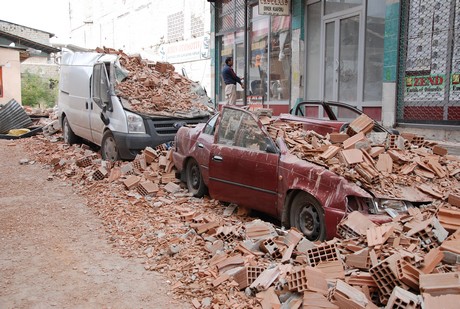 Deprem felaketiyle çalkalanan Van'ın Erciş İlçesi'nde üç mahalleye depremin üzerinden 48 saat geçmesine rağmen tek bir yardım gitmedi. 