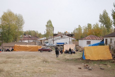 Deprem felaketiyle çalkalanan Van'ın Erciş İlçesi'nde üç mahalleye depremin üzerinden 48 saat geçmesine rağmen tek bir yardım gitmedi. 