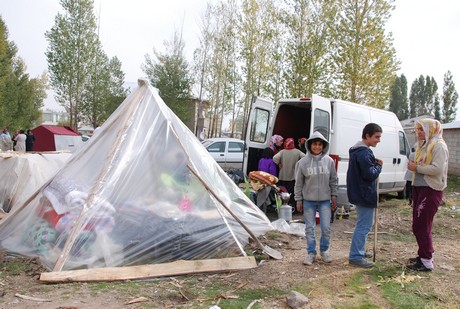 Deprem felaketiyle çalkalanan Van'ın Erciş İlçesi'nde üç mahalleye depremin üzerinden 48 saat geçmesine rağmen tek bir yardım gitmedi. 