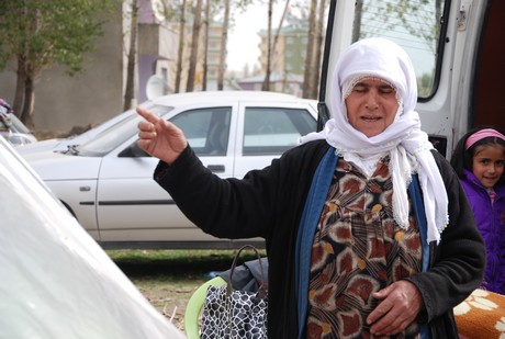 Deprem felaketiyle çalkalanan Van'ın Erciş İlçesi'nde üç mahalleye depremin üzerinden 48 saat geçmesine rağmen tek bir yardım gitmedi. 