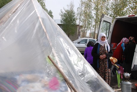 Deprem felaketiyle çalkalanan Van'ın Erciş İlçesi'nde üç mahalleye depremin üzerinden 48 saat geçmesine rağmen tek bir yardım gitmedi. 