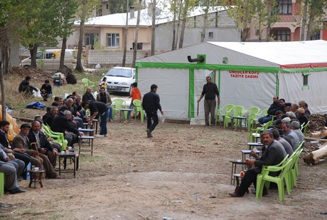 Deprem felaketiyle çalkalanan Van'ın Erciş İlçesi'nde üç mahalleye depremin üzerinden 48 saat geçmesine rağmen tek bir yardım gitmedi. 