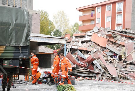 Deprem felaketiyle çalkalanan Van'ın Erciş İlçesi'nde üç mahalleye depremin üzerinden 48 saat geçmesine rağmen tek bir yardım gitmedi. 