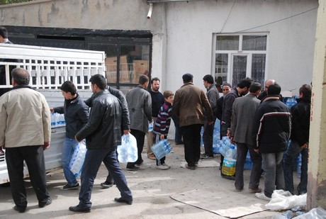 Deprem felaketiyle çalkalanan Van'ın Erciş İlçesi'nde üç mahalleye depremin üzerinden 48 saat geçmesine rağmen tek bir yardım gitmedi. 
