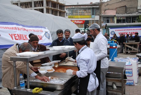 Deprem felaketiyle çalkalanan Van'ın Erciş İlçesi'nde üç mahalleye depremin üzerinden 48 saat geçmesine rağmen tek bir yardım gitmedi. 