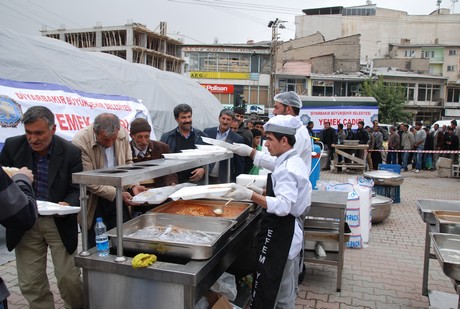 Deprem felaketiyle çalkalanan Van'ın Erciş İlçesi'nde üç mahalleye depremin üzerinden 48 saat geçmesine rağmen tek bir yardım gitmedi. 
