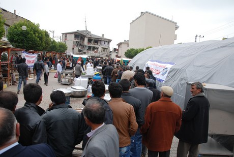 Deprem felaketiyle çalkalanan Van'ın Erciş İlçesi'nde üç mahalleye depremin üzerinden 48 saat geçmesine rağmen tek bir yardım gitmedi. 