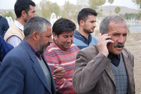 Deprem felaketiyle çalkalanan Van'ın Erciş İlçesi'nde üç mahalleye depremin üzerinden 48 saat geçmesine rağmen tek bir yardım gitmedi. 