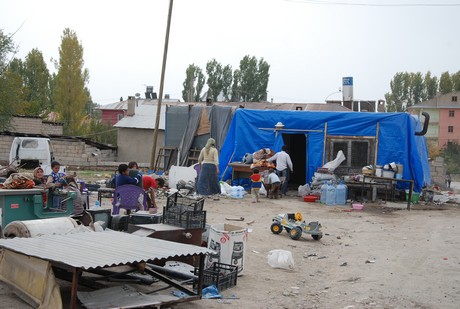 Deprem felaketiyle çalkalanan Van'ın Erciş İlçesi'nde üç mahalleye depremin üzerinden 48 saat geçmesine rağmen tek bir yardım gitmedi. 