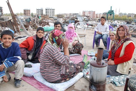 Deprem felaketiyle çalkalanan Van'ın Erciş İlçesi'nde üç mahalleye depremin üzerinden 48 saat geçmesine rağmen tek bir yardım gitmedi. 