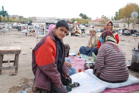 Deprem felaketiyle çalkalanan Van'ın Erciş İlçesi'nde üç mahalleye depremin üzerinden 48 saat geçmesine rağmen tek bir yardım gitmedi. 
