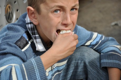 Deprem felaketiyle çalkalanan Van'ın Erciş İlçesi'nde üç mahalleye depremin üzerinden 48 saat geçmesine rağmen tek bir yardım gitmedi. 