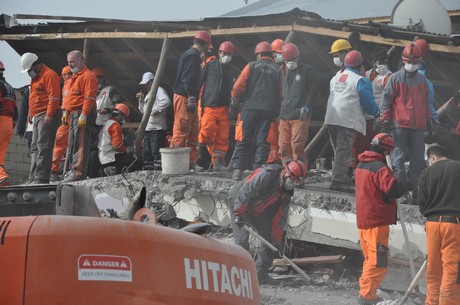 Deprem felaketiyle çalkalanan Van'ın Erciş İlçesi'nde üç mahalleye depremin üzerinden 48 saat geçmesine rağmen tek bir yardım gitmedi. 