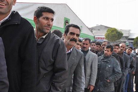 Deprem felaketiyle çalkalanan Van'ın Erciş İlçesi'nde üç mahalleye depremin üzerinden 48 saat geçmesine rağmen tek bir yardım gitmedi. 