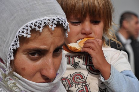 Deprem felaketiyle çalkalanan Van'ın Erciş İlçesi'nde üç mahalleye depremin üzerinden 48 saat geçmesine rağmen tek bir yardım gitmedi. 