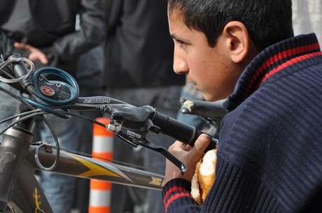 Deprem felaketiyle çalkalanan Van'ın Erciş İlçesi'nde üç mahalleye depremin üzerinden 48 saat geçmesine rağmen tek bir yardım gitmedi. 