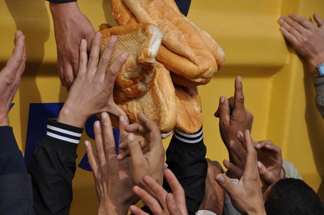 Deprem felaketiyle çalkalanan Van'ın Erciş İlçesi'nde üç mahalleye depremin üzerinden 48 saat geçmesine rağmen tek bir yardım gitmedi. 