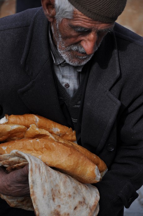 Deprem felaketiyle çalkalanan Van'ın Erciş İlçesi'nde üç mahalleye depremin üzerinden 48 saat geçmesine rağmen tek bir yardım gitmedi. 