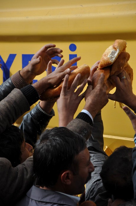 Deprem felaketiyle çalkalanan Van'ın Erciş İlçesi'nde üç mahalleye depremin üzerinden 48 saat geçmesine rağmen tek bir yardım gitmedi. 