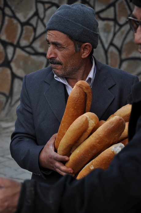 Deprem felaketiyle çalkalanan Van'ın Erciş İlçesi'nde üç mahalleye depremin üzerinden 48 saat geçmesine rağmen tek bir yardım gitmedi. 