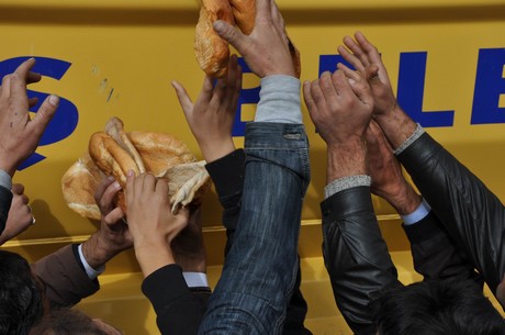 Deprem felaketiyle çalkalanan Van'ın Erciş İlçesi'nde üç mahalleye depremin üzerinden 48 saat geçmesine rağmen tek bir yardım gitmedi. 