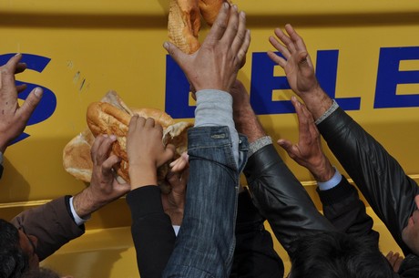 Deprem felaketiyle çalkalanan Van'ın Erciş İlçesi'nde üç mahalleye depremin üzerinden 48 saat geçmesine rağmen tek bir yardım gitmedi. 