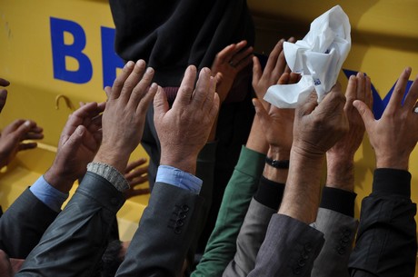 Deprem felaketiyle çalkalanan Van'ın Erciş İlçesi'nde üç mahalleye depremin üzerinden 48 saat geçmesine rağmen tek bir yardım gitmedi. 