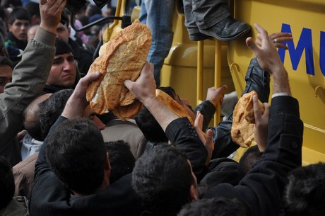 Deprem felaketiyle çalkalanan Van'ın Erciş İlçesi'nde üç mahalleye depremin üzerinden 48 saat geçmesine rağmen tek bir yardım gitmedi. 