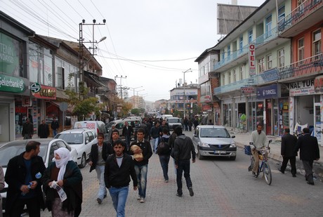 Deprem felaketiyle çalkalanan Van'ın Erciş İlçesi'nde üç mahalleye depremin üzerinden 48 saat geçmesine rağmen tek bir yardım gitmedi. 