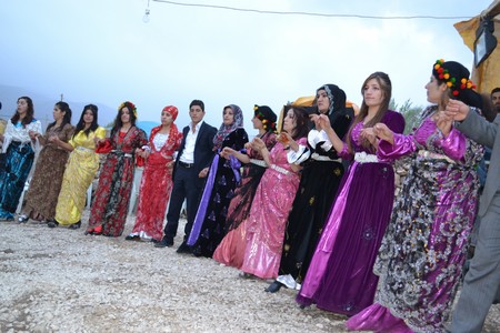 Hakkari'nin Yüksekova ilçesinde 22-23-10.2011 Ekim Dünya evine giren bazı çiftlerimizi sizler için sayfamıza taşıdık. Yüksekova Güncel ailesi olarak tüm çiftlerimize mutluluklar dileriz.