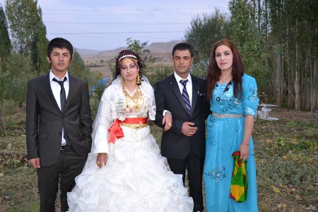 Hakkari'nin Yüksekova ilçesinde 22-23-10.2011 Ekim Dünya evine giren bazı çiftlerimizi sizler için sayfamıza taşıdık. Yüksekova Güncel ailesi olarak tüm çiftlerimize mutluluklar dileriz.