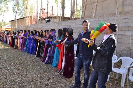 Hakkari'nin Yüksekova ilçesinde 22-23-10.2011 Ekim Dünya evine giren bazı çiftlerimizi sizler için sayfamıza taşıdık. Yüksekova Güncel ailesi olarak tüm çiftlerimize mutluluklar dileriz.