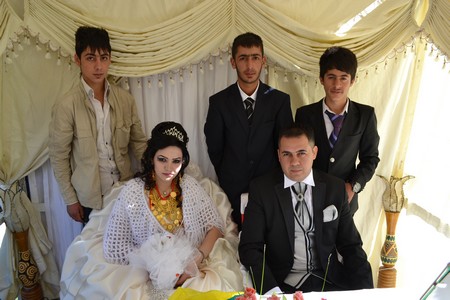 Hakkari'nin Yüksekova ilçesinde 22-23-10.2011 Ekim Dünya evine giren bazı çiftlerimizi sizler için sayfamıza taşıdık. Yüksekova Güncel ailesi olarak tüm çiftlerimize mutluluklar dileriz.