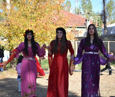Hakkari'nin Yüksekova ilçesinde 22-23-10.2011 Ekim Dünya evine giren bazı çiftlerimizi sizler için sayfamıza taşıdık. Yüksekova Güncel ailesi olarak tüm çiftlerimize mutluluklar dileriz.