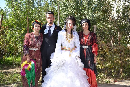 Hakkari'nin Yüksekova ilçesinde 22-23-10.2011 Ekim Dünya evine giren bazı çiftlerimizi sizler için sayfamıza taşıdık. Yüksekova Güncel ailesi olarak tüm çiftlerimize mutluluklar dileriz.