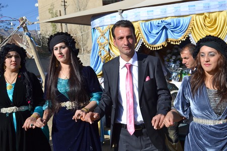 Hakkari'nin Yüksekova ilçesinde 22-23-10.2011 Ekim Dünya evine giren bazı çiftlerimizi sizler için sayfamıza taşıdık. Yüksekova Güncel ailesi olarak tüm çiftlerimize mutluluklar dileriz.