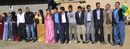 Hakkari'nin Yüksekova ilçesinde 22-23-10.2011 Ekim Dünya evine giren bazı çiftlerimizi sizler için sayfamıza taşıdık. Yüksekova Güncel ailesi olarak tüm çiftlerimize mutluluklar dileriz.