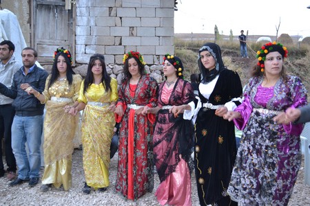 Hakkari'nin Yüksekova ilçesinde 22-23-10.2011 Ekim Dünya evine giren bazı çiftlerimizi sizler için sayfamıza taşıdık. Yüksekova Güncel ailesi olarak tüm çiftlerimize mutluluklar dileriz.