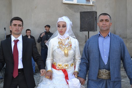Hakkari'nin Yüksekova ilçesinde 22-23-10.2011 Ekim Dünya evine giren bazı çiftlerimizi sizler için sayfamıza taşıdık. Yüksekova Güncel ailesi olarak tüm çiftlerimize mutluluklar dileriz.