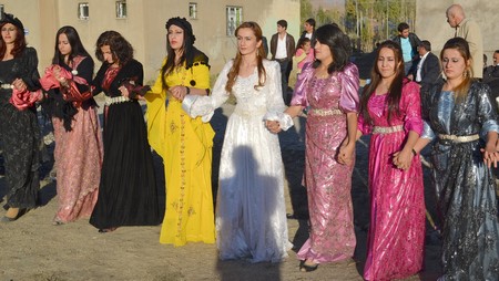Hakkari'nin Yüksekova ilçesinde 22-23-10.2011 Ekim Dünya evine giren bazı çiftlerimizi sizler için sayfamıza taşıdık. Yüksekova Güncel ailesi olarak tüm çiftlerimize mutluluklar dileriz.